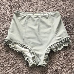 Light grey ruffled up bottoms kJ